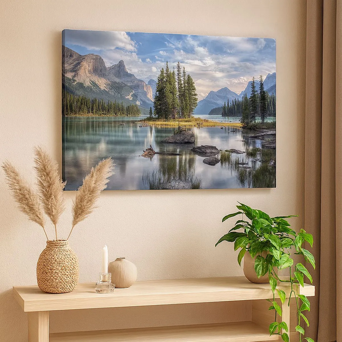 Tablou pe pânză Canvas - Un peisaj montan cu o insulă înconjurată de un lac liniștit - 70x50cm - La o apă mare și limpede… - Decorațiune modernă pentru perete pentru living și dormitor ARTTOR