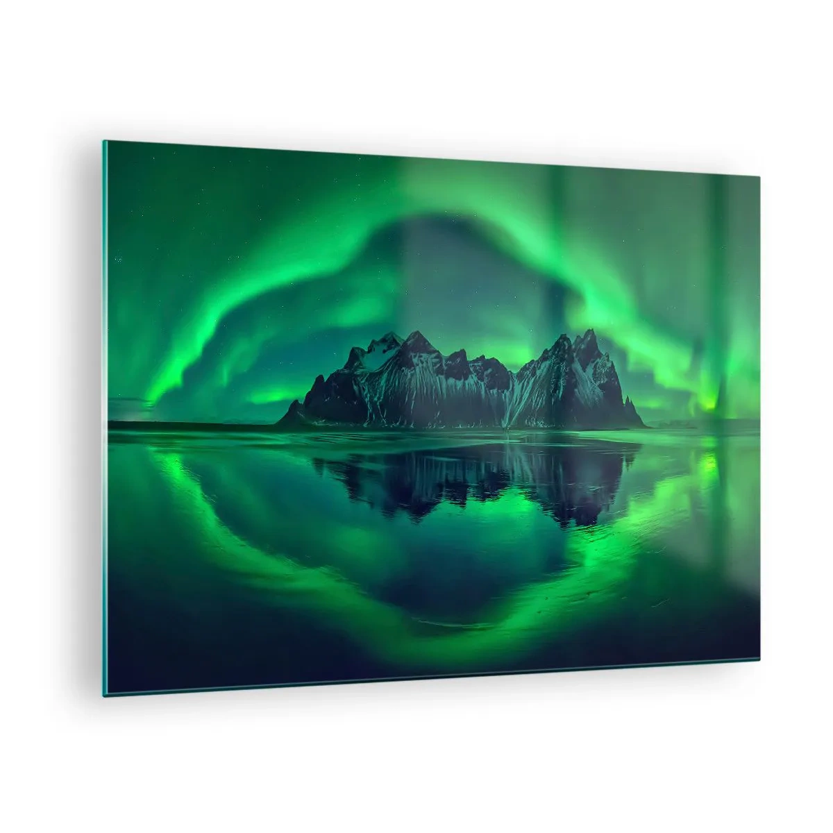 Tablou pe sticlă - Aurora boreală plutind deasupra unui peisaj montan și reflectându-se în apă - 70x50cm - În brațele aurorei - Decorațiune modernă pentru perete pentru living și dormitor ARTTOR