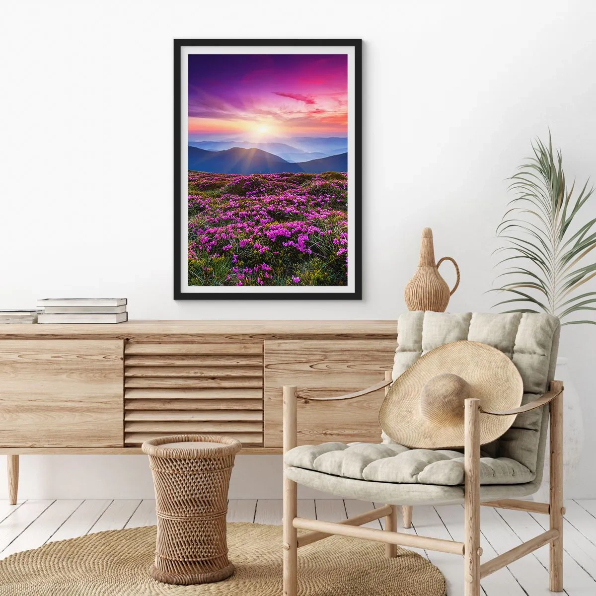 Poster în ramă neagră - Un câmp de flori mov în munți la apus - 50x70cm - Ierburile proaspete miroseau puternic - Decorațiune modernă pentru perete pentru living și dormitor ARTTOR