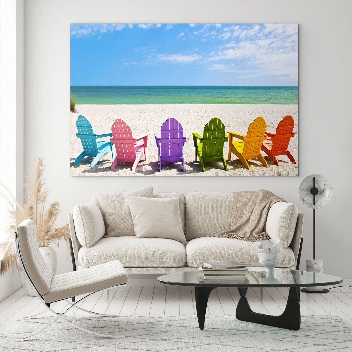 Tablou pe sticlă - Scaune colorate pe o plajă cu nisip, cu vedere la mare - 70x50cm - Plaja curcubeu - Decorațiune modernă pentru perete pentru living și dormitor ARTTOR