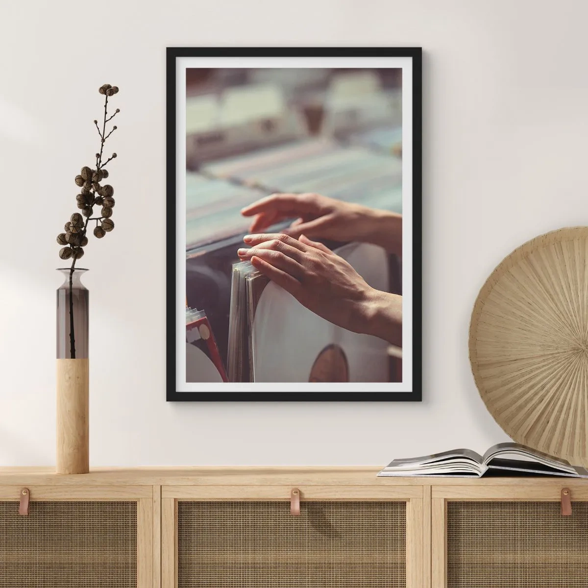 Poster în ramă neagră - În căutarea emoției - 61x91 cm