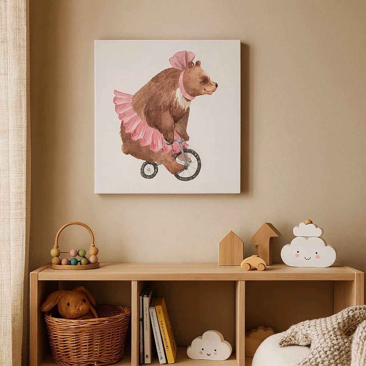 Tablou pe pânză Canvas - Un ursuleț de pluș într-o fustă roz pe o bicicletă în stil retro - 70x50cm - Ce circ! - Decorațiune modernă pentru perete pentru living și dormitor ARTTOR