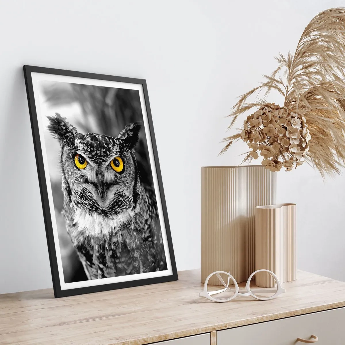 Poster în ramă neagră - O bufniță cu ochi galbeni pe un fundal alb-negru - 50x70cm - Nimic nu poate fi ascuns - Decorațiune modernă pentru perete pentru living și dormitor ARTTOR