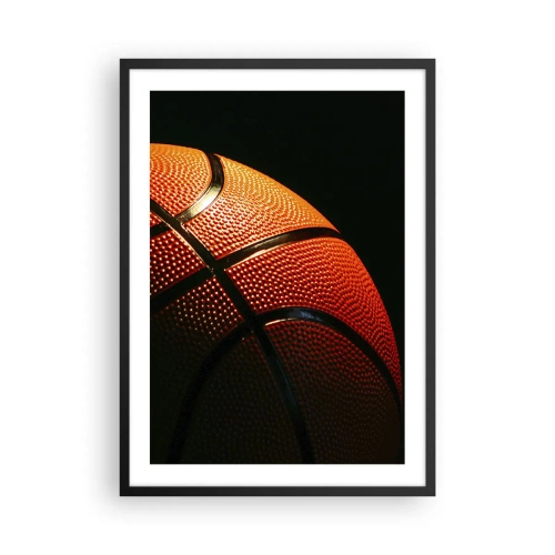 Poster în ramă neagră - Prim-plan al unei mingi de baschet în lumina reflectoarelor - 50x70cm - Frumoasă ca o planetă - Decorațiune modernă pentru perete pentru living și dormitor ARTTOR