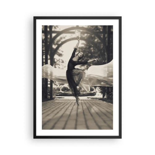 Poster în ramă neagră - O dansatoare în mișcare eterică într-o grădină - 50x70cm - Dansul spiritului de grădină - Decorațiune modernă pentru perete pentru living și dormitor ARTTOR