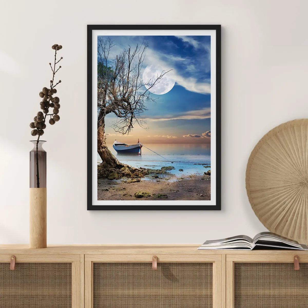 Poster în ramă neagră - Peisaj cu o barcă, un copac și luna pe un fundal de apă calmă - 50x70cm - Este acesta sfârșitul sau începutul? - Decorațiune modernă pentru perete pentru living și dormitor ARTTOR