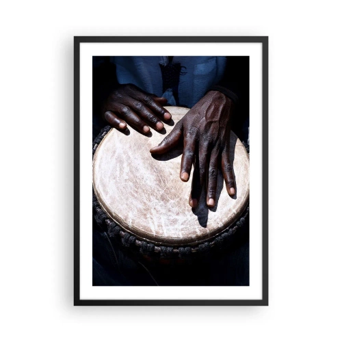 Poster în ramă neagră - Mâini cântând la o tobă djembe într-un joc ritmic - 50x70cm - Trăiește în ritmul tău - Decorațiune modernă pentru perete pentru living și dormitor ARTTOR