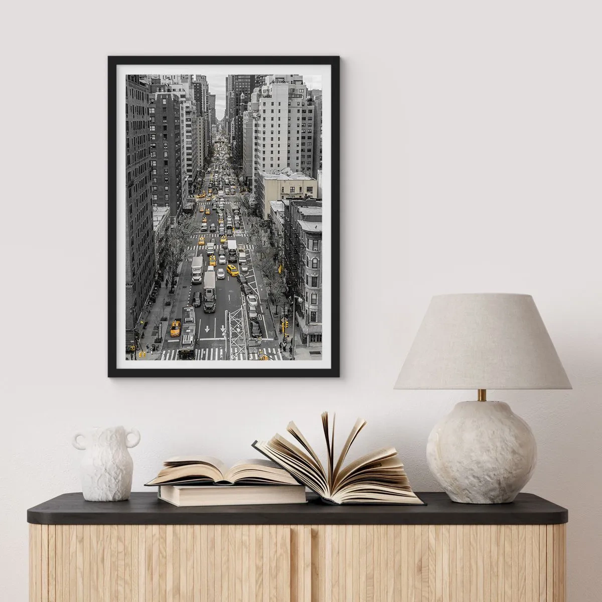 Poster în ramă neagră - Stradă din New York City în alb și negru cu taxiuri galbene - 50x70cm - Viața în New York - Decorațiune modernă pentru perete pentru living și dormitor ARTTOR