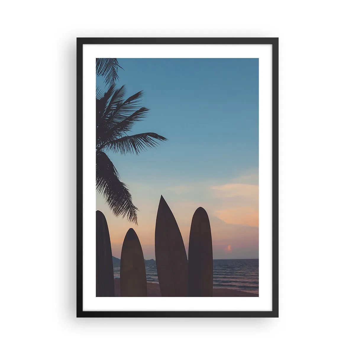 Poster în ramă neagră - Plăci de surf pe plajă cu apus de soare și palmieri în fundal - 50x70cm - Și mâine ne vom distra - Decorațiune modernă pentru perete pentru living și dormitor ARTTOR