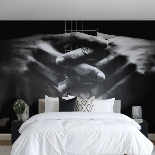 Tapet Standard Eco - Mâini împreunate pe gâtul unei chitare în alb și negru - 100x70cm - Rugăciunea artistului - Decorațiune modernă pentru perete pentru living și dormitor ARTTOR