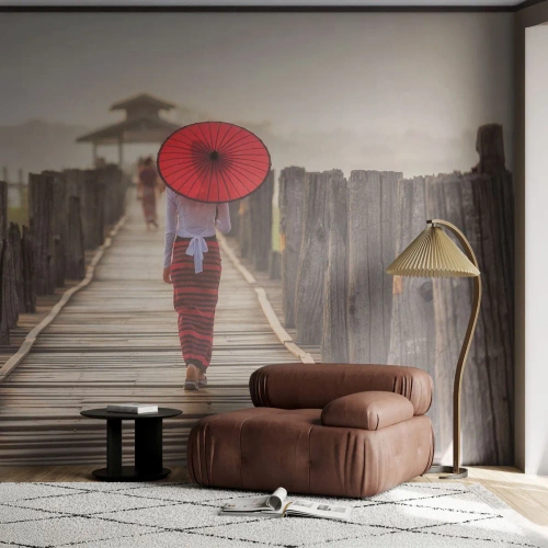 Tapet Standard Eco - Femeie cu o umbrelă roșie pe un pod de lemn în zori - 100x70cm - Pe podul vechi - Decorațiune modernă pentru perete pentru living și dormitor ARTTOR