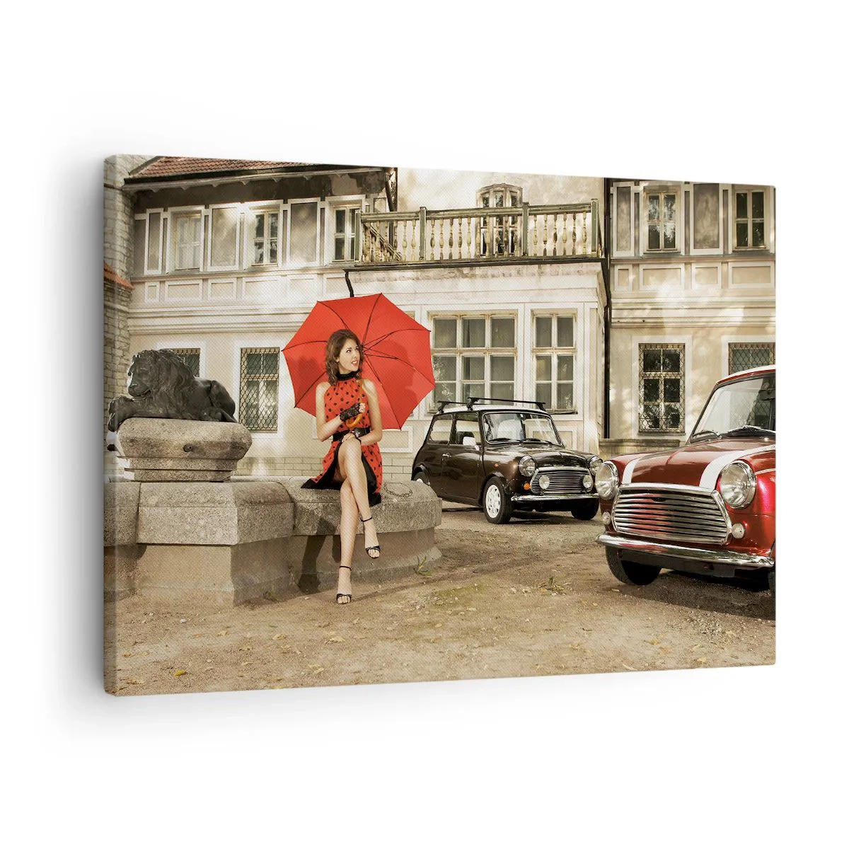 Tablou pe pânză Canvas - Femeie cu o umbrelă roșie lângă mașini clasice - 70x50cm - O mini-călătorie sentimentală - Decorațiune modernă pentru perete pentru living și dormitor ARTTOR