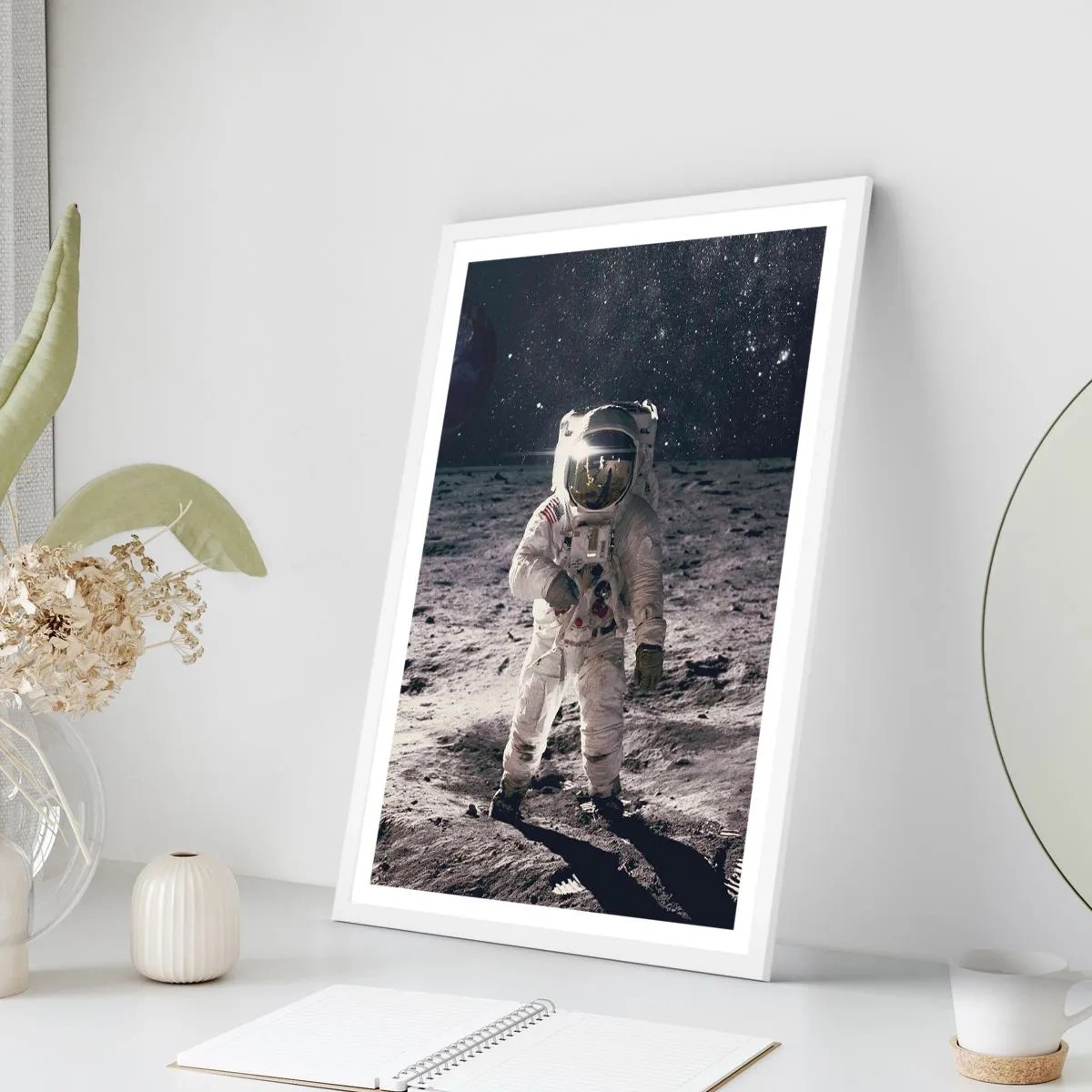 Poster în ramă albă - Salutări de pe Lună - 70x100 cm