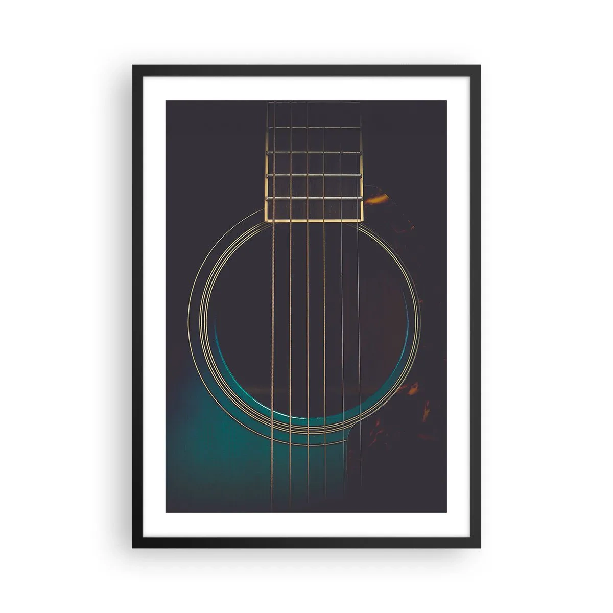 Poster în ramă neagră - Un prim-plan artistic al plăcii de rezonanță a unei chitare acustice. - 50x70cm - O clipă înainte de a suna - Decorațiune modernă pentru perete pentru living și dormitor ARTTOR