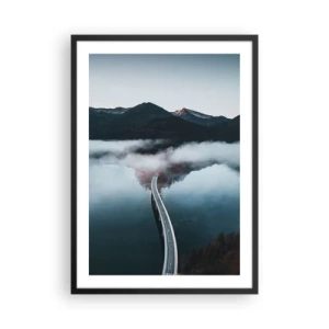Poster în ramă neagră - Un pod peste un lac liniștit, reflectând munții din fundal. - 50x70cm - Peste o apă netedă ca o oglindă - Decorațiune modernă pentru perete pentru living și dormitor ARTTOR