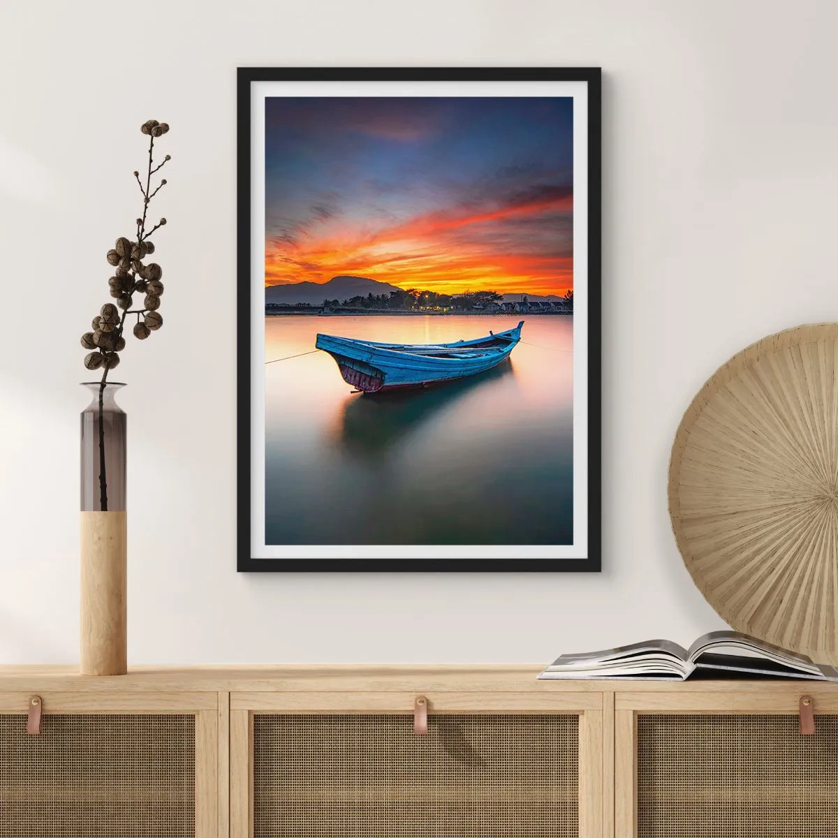 Poster în ramă neagră - O barcă singuratică pe apă la apus - 50x70cm - O noapte bună înainte - Decorațiune modernă pentru perete pentru living și dormitor ARTTOR