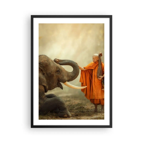 Poster în ramă neagră - Un călugăr într-o robă portocalie cu un elefant în fundal - 50x70cm - Întâlnire în călătorie - Decorațiune modernă pentru perete pentru living și dormitor ARTTOR