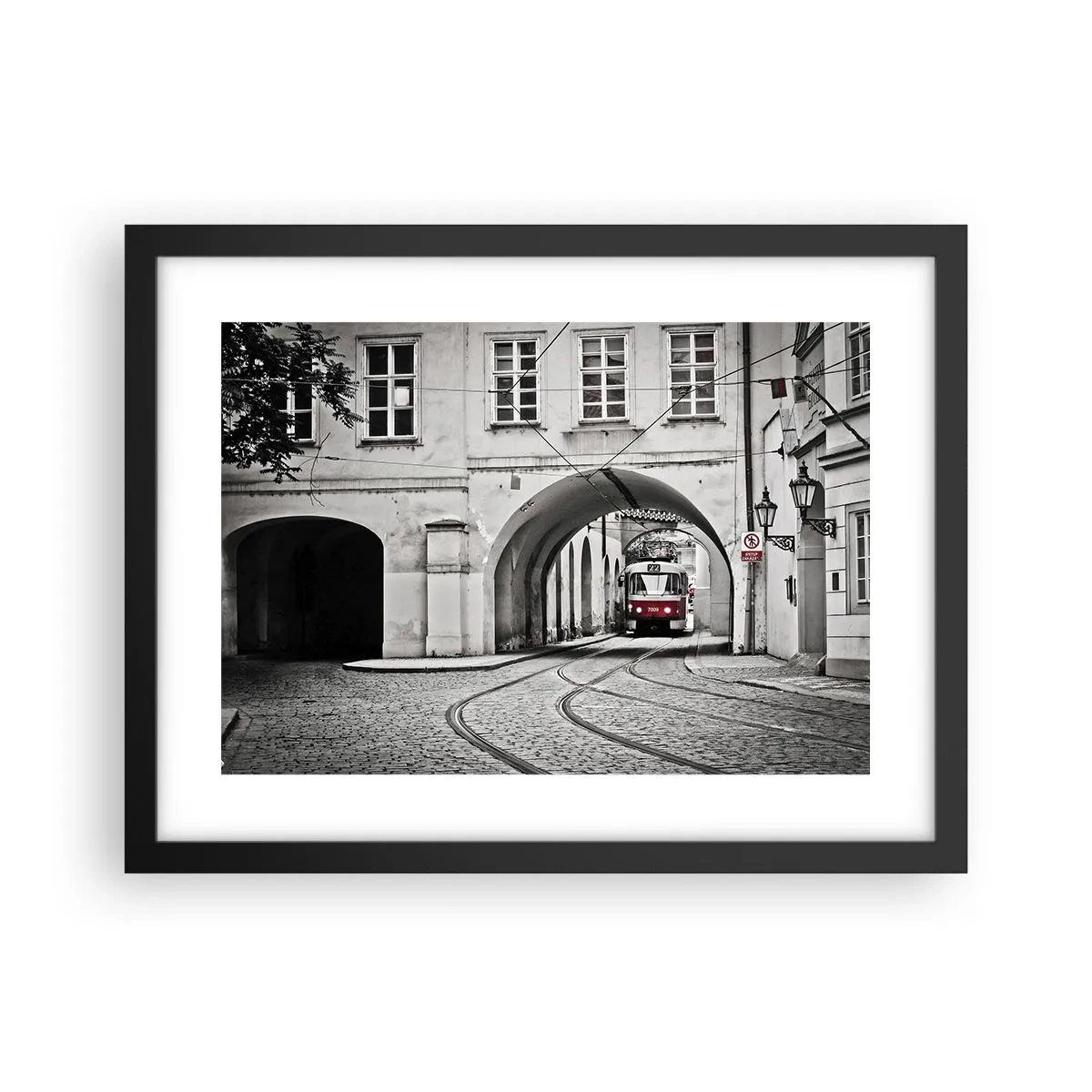Poster în ramă neagră - Printr-un labirint urban - 40x30 cm