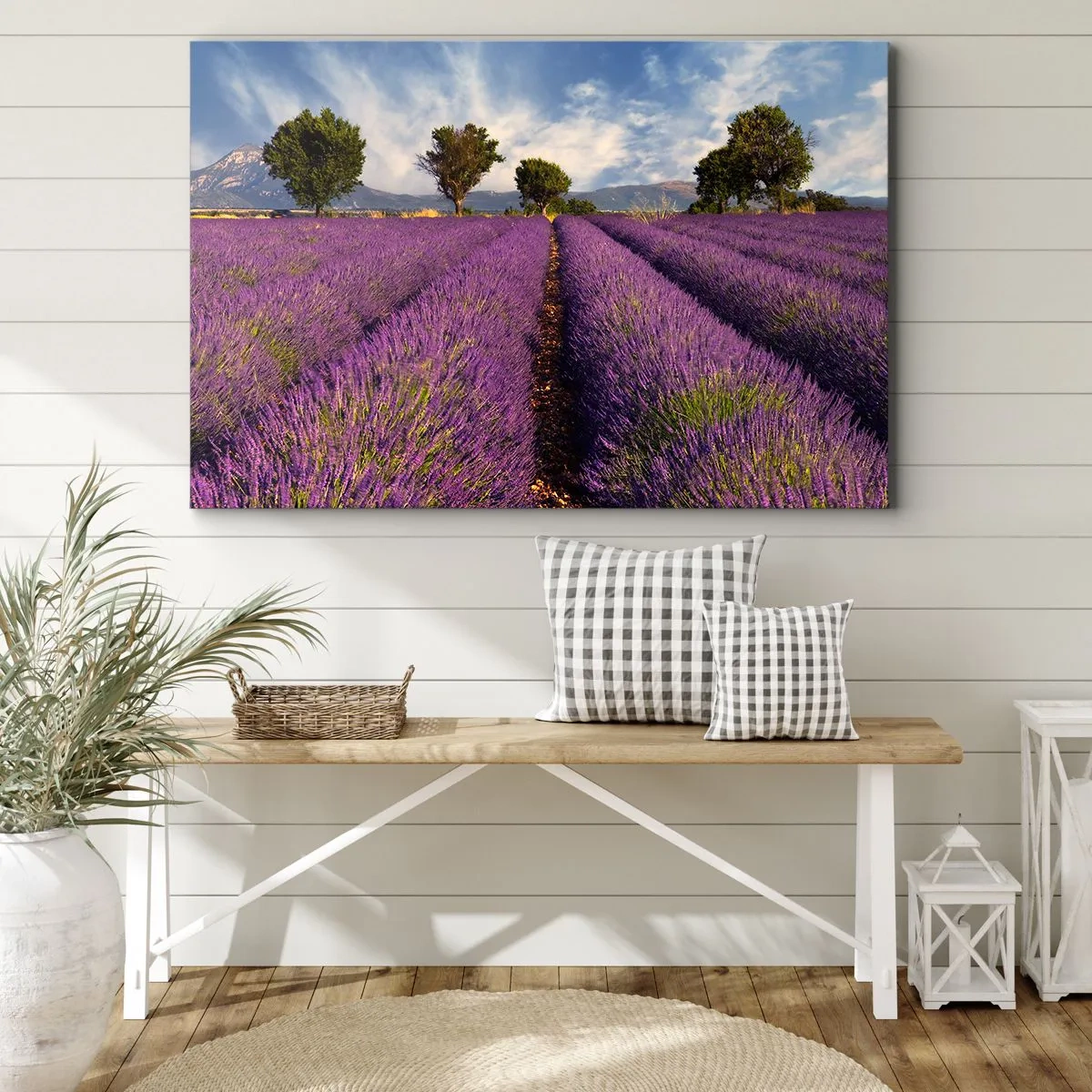 Tablou pe pânză Canvas - Un câmp de lavandă cu copaci pe fundalul munților și cerului - 70x50cm - Câmpuri de lavandă - Decorațiune modernă pentru perete pentru living și dormitor ARTTOR