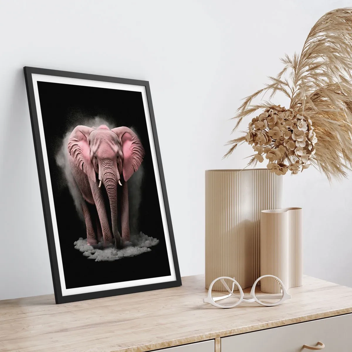 Poster în ramă neagră - Un elefant roz într-un spațiu dinamic și negru - 50x70cm - Să nu te gândești la elefantul roz! - Decorațiune modernă pentru perete pentru living și dormitor ARTTOR