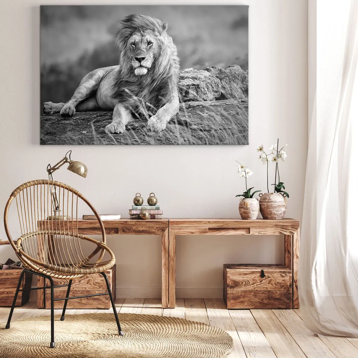 Tablou pe pânză Canvas - Leu odihnindu-se pe o stâncă în stil monocrom - 70x50cm - Siesta regală - Decorațiune modernă pentru perete pentru living și dormitor ARTTOR