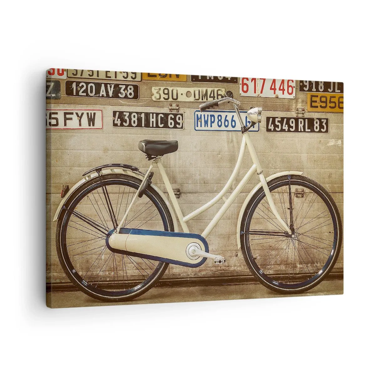 Tablou pe pânză Canvas - O bicicletă retro pe un perete decorat cu plăcuțe de înmatriculare - 70x50cm - Fără complexe - Decorațiune modernă pentru perete pentru living și dormitor ARTTOR