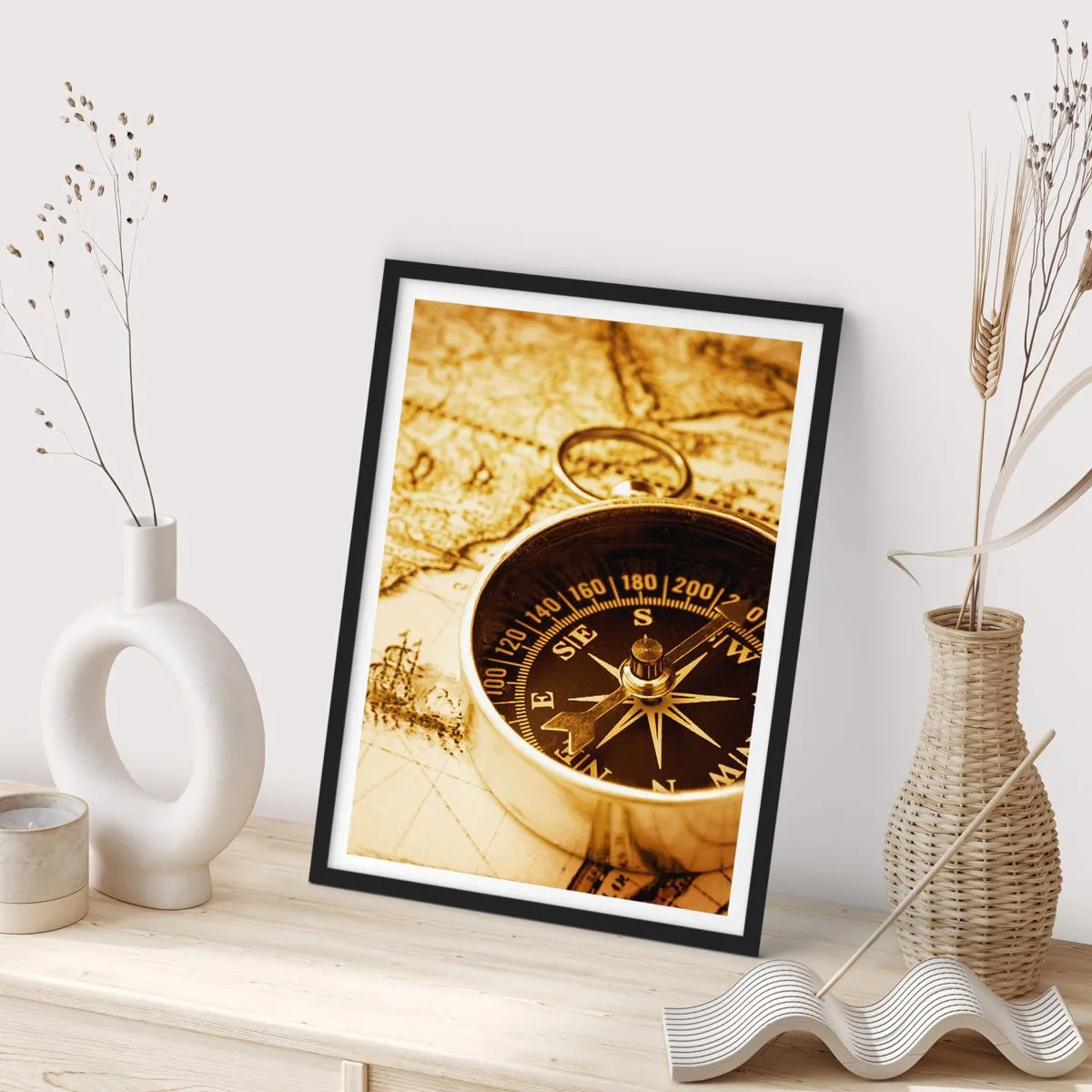 Poster în ramă neagră - O busolă pe un fundal de hartă în tonuri sepia - 50x70cm - Est sau vest? - Decorațiune modernă pentru perete pentru living și dormitor ARTTOR
