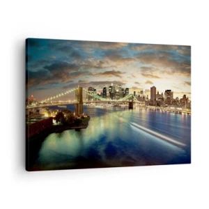 Tablou pe pânză Canvas - Un pod iluminat cu orașul în fundal, cu lumini reflectate în apă. - 70x50cm - O seară luminată deasupra Manhattan-ului - Decorațiune modernă pentru perete pentru living și dormitor ARTTOR