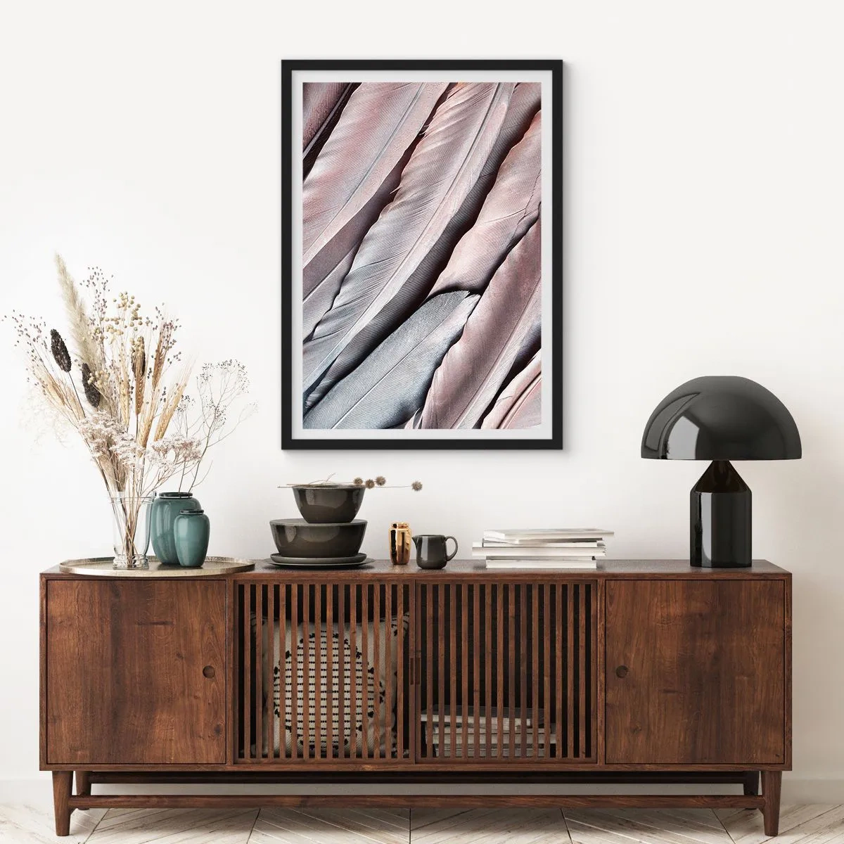 Poster în ramă neagră - Prim-plan al unor pene delicate, pastelate - 50x70cm - Argintul roz - Decorațiune modernă pentru perete pentru living și dormitor ARTTOR
