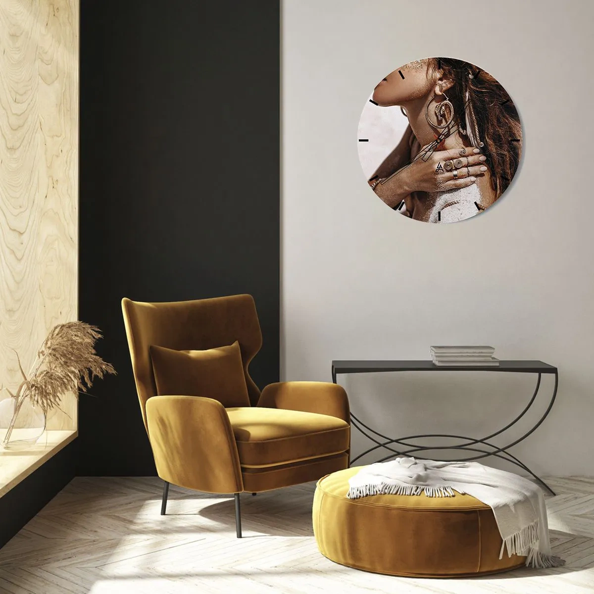 Ceas de perete - Ceas pe sticlă - O femeie cu bijuterii ornamentate pe un fundal de nisip și lumină - 30x30cm - Regina plajei sălbatice - Decorațiune modernă pentru perete pentru living, bucătărie și dormitor ARTTOR