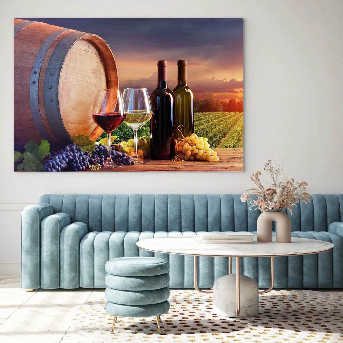 Tablou pe sticlă - Viță de vie, un butoi și pahare pe fundalul apusului de soare - 70x50cm - Aici viața are un gust - Decorațiune modernă pentru perete pentru living și dormitor ARTTOR