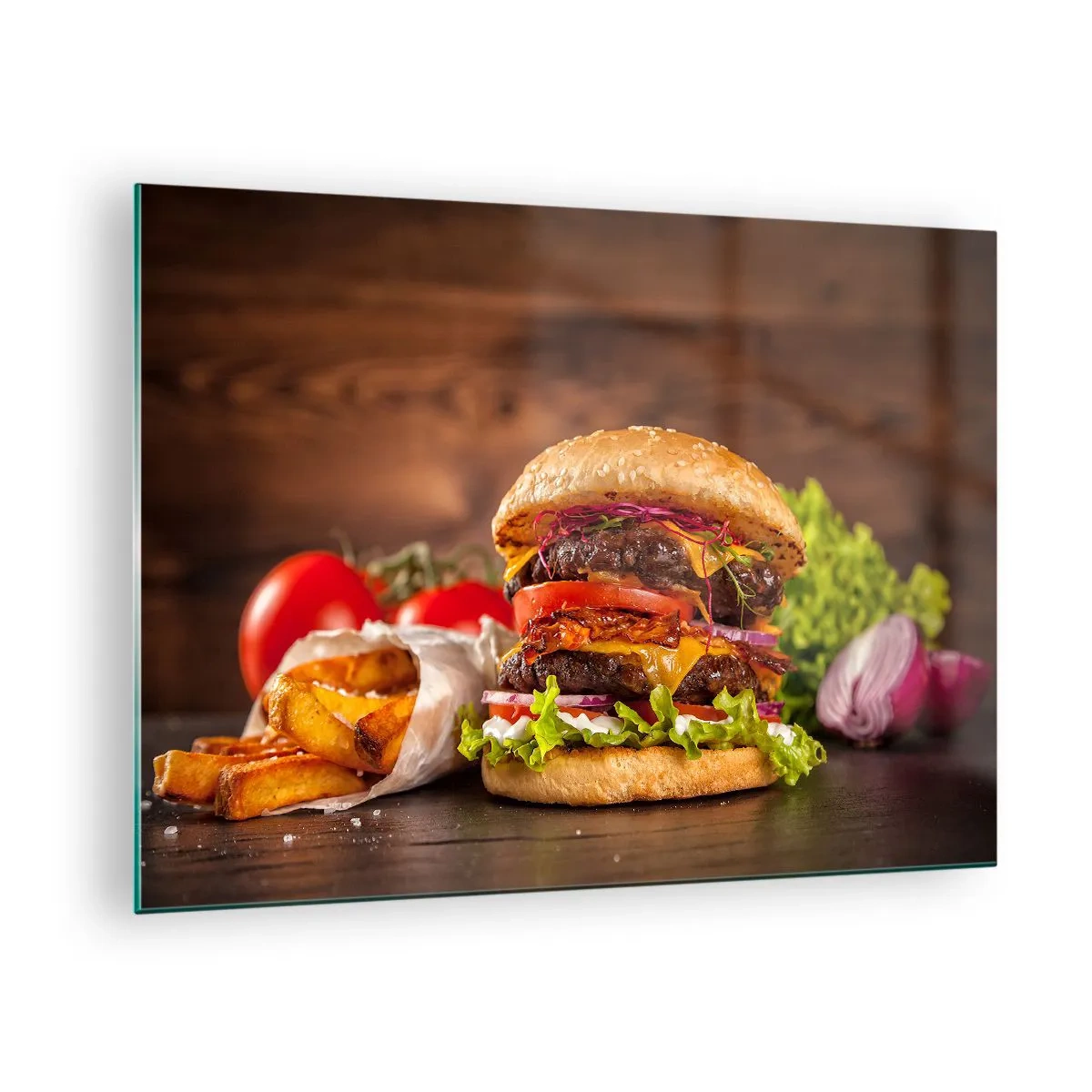 Tablou pe sticlă - Burger suculent cu toppinguri și cartofi prăjiți pe fundal de lemn - 70x50cm - Fruct interzis - Decorațiune modernă pentru perete pentru living și dormitor ARTTOR