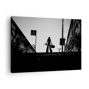 Tablou pe pânză Canvas - Siluetă feminină pe scări, în alb și negru, cu o atmosferă dinamică - 70x50cm - Rătăcire urbană - Decorațiune modernă pentru perete pentru living și dormitor ARTTOR