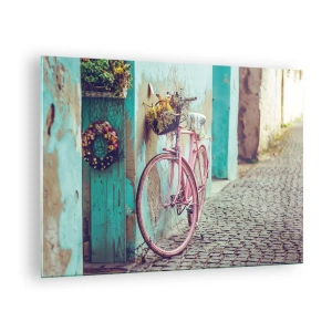 Tablou pe sticlă - O bicicletă roz rezemată de un perete cu flori în coșuri, pe un fundal pastel. - 70x50cm - Mă întorc imediat - Decorațiune modernă pentru perete pentru living și dormitor ARTTOR