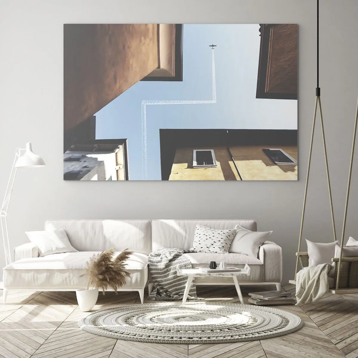 Tablou pe sticlă - Un avion deasupra orașului văzut dintr-o curte interioară dintre case de tip bloc - 70x50cm - Deasupra labirintului urban - Decorațiune modernă pentru perete pentru living și dormitor ARTTOR