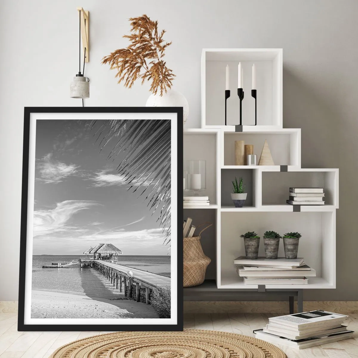 Poster în ramă neagră - Peisaj alb-negru cu un dig peste o mare calmă - 50x70cm - O amintire sau un vis? - Decorațiune modernă pentru perete pentru living și dormitor ARTTOR