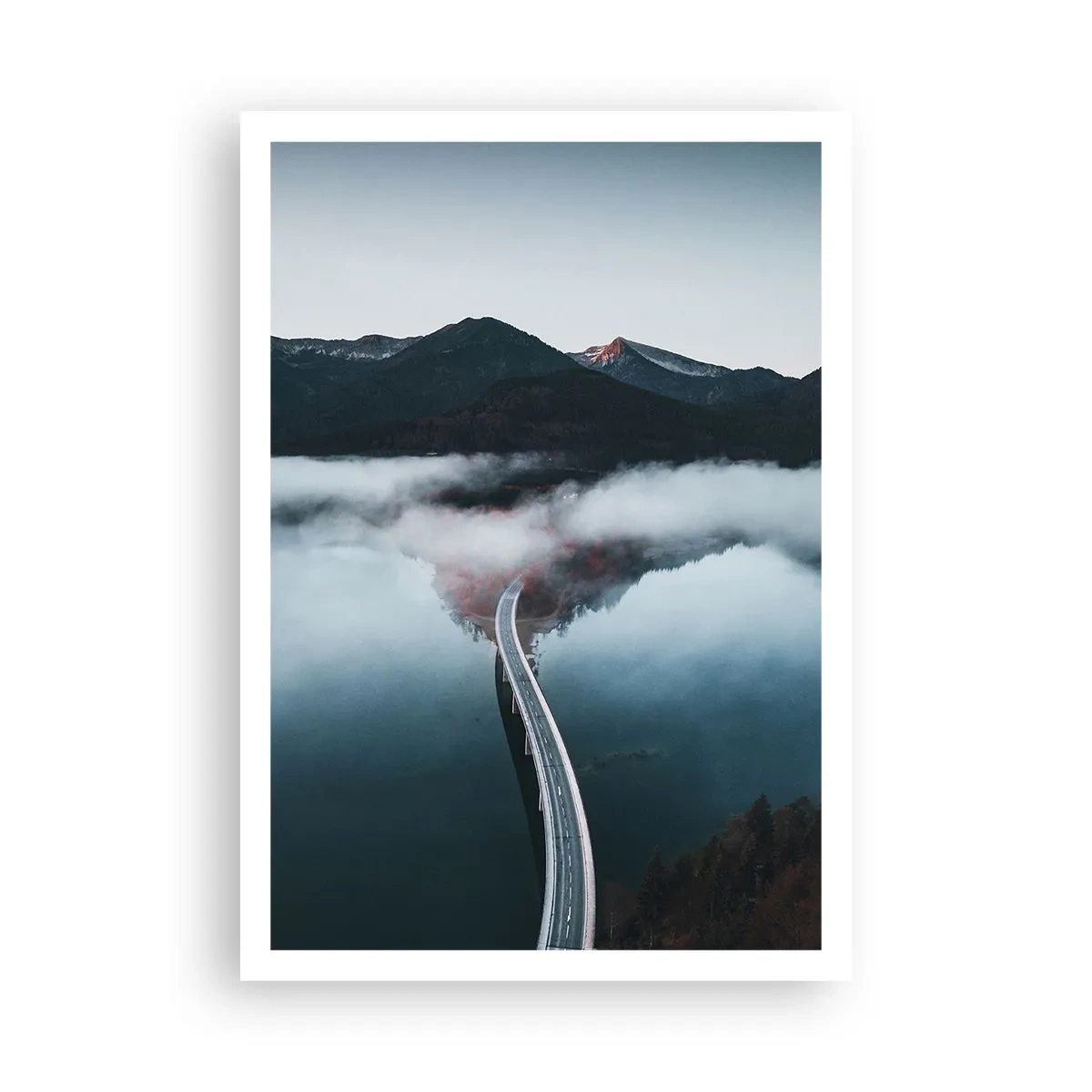 Poster - Peste o apă netedă ca o oglindă - 70x100 cm