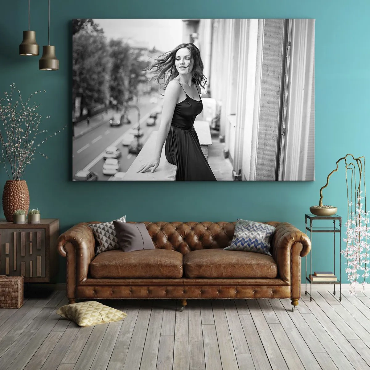 Tablou pe pânză Canvas - Fotografie alb-negru a unei femei pe un balcon - 70x50cm - Cu siguranță e o fată pariziană - Decorațiune modernă pentru perete pentru living și dormitor ARTTOR