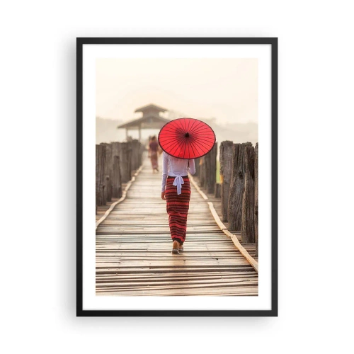 Poster în ramă neagră - O femeie cu o umbrelă roșie pe un pod de lemn - 50x70cm - Pe podul vechi - Decorațiune modernă pentru perete pentru living și dormitor ARTTOR