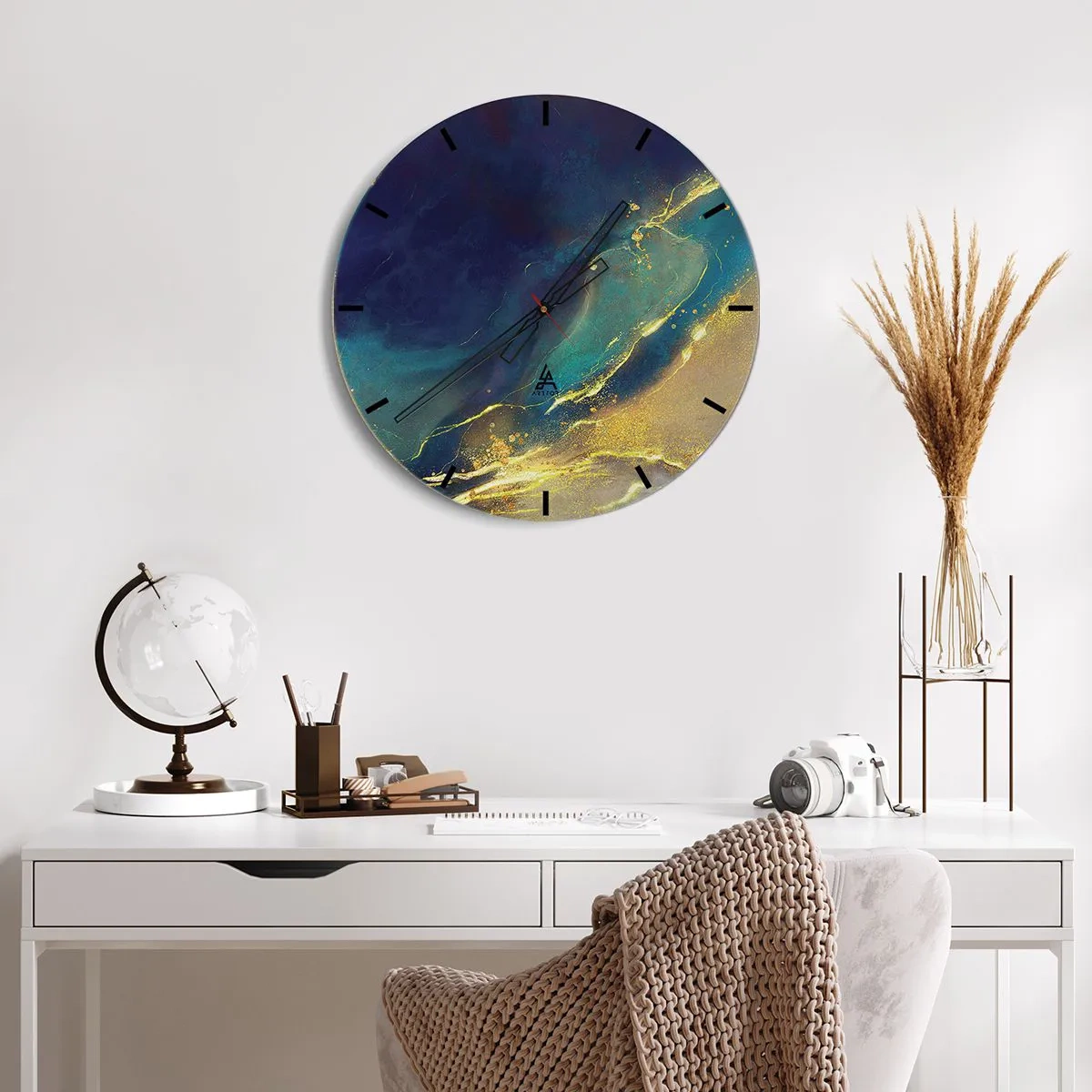 Ceas de perete - Ceas pe sticlă - O compoziție abstractă în albastru marin și auriu, care seamănă cu o piscină cu apă - 30x30cm - Baltă de aur - Decorațiune modernă pentru perete pentru living, bucătărie și dormitor ARTTOR