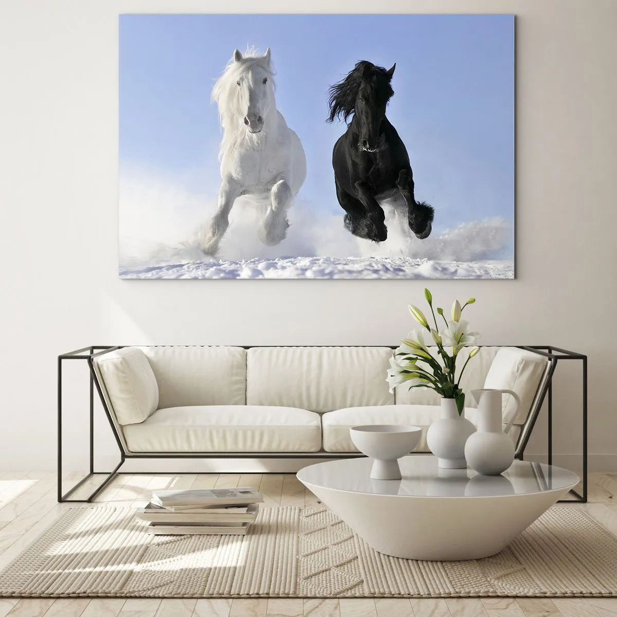 Tablou pe sticlă - Un cal alb-negru alergând prin zăpadă într-un peisaj de iarnă - 70x50cm - Galop de alb și negru - Decorațiune modernă pentru perete pentru living și dormitor ARTTOR