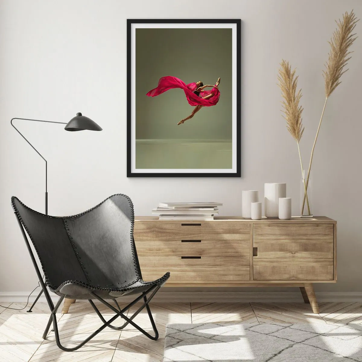 Poster în ramă neagră - O balerină în material roșu execută o săritură dinamică. - 50x70cm - Flacără dansatoare - Decorațiune modernă pentru perete pentru living și dormitor ARTTOR