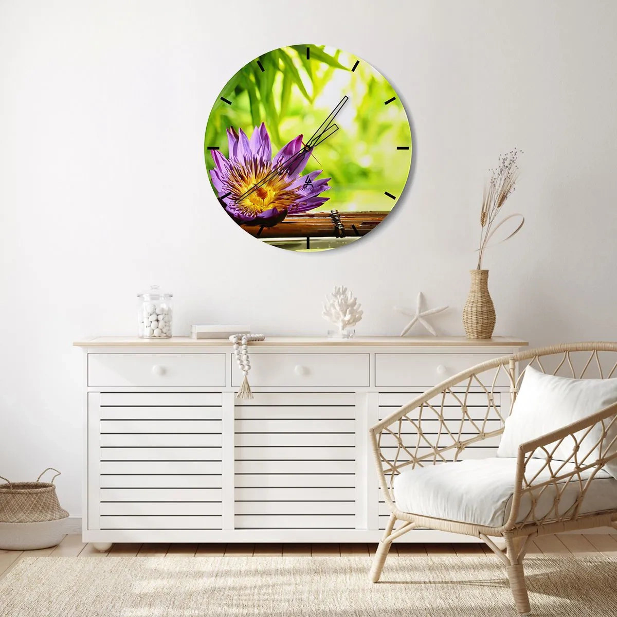 Ceas de perete - Ceas pe sticlă - Floare de lotus violet pe un fundal de bambus și verdeață - 30x30cm - În soarele asiatic - Decorațiune modernă pentru perete pentru living, bucătărie și dormitor ARTTOR