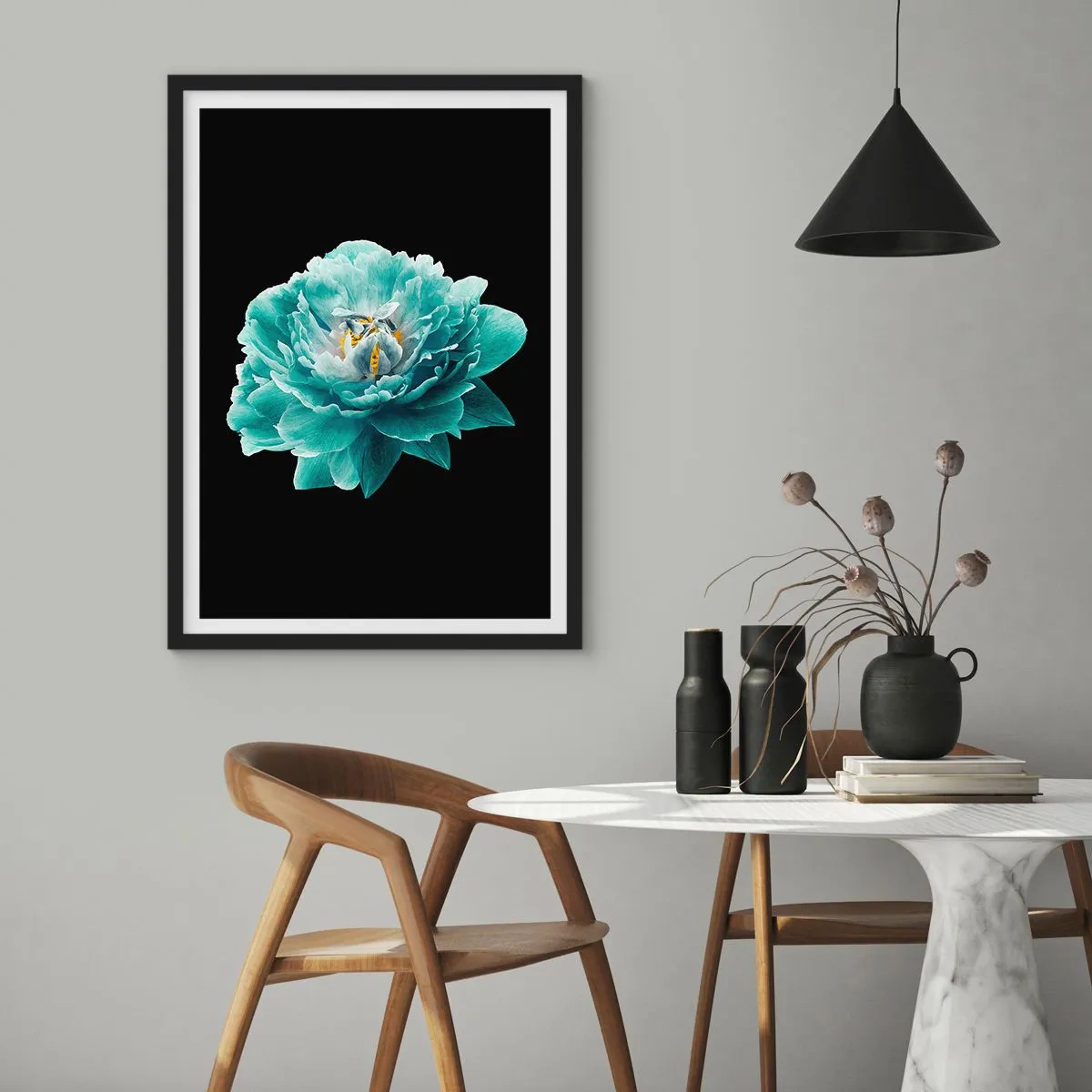 Poster în ramă neagră - Petale albastre și aurii - 61x91 cm