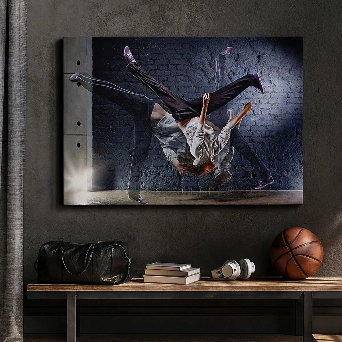 Tablou pe pânză Canvas - Un dansator într-o săritură dinamică pe un zid de cărămidă - 70x50cm - Steaua străzii - Decorațiune modernă pentru perete pentru living și dormitor ARTTOR