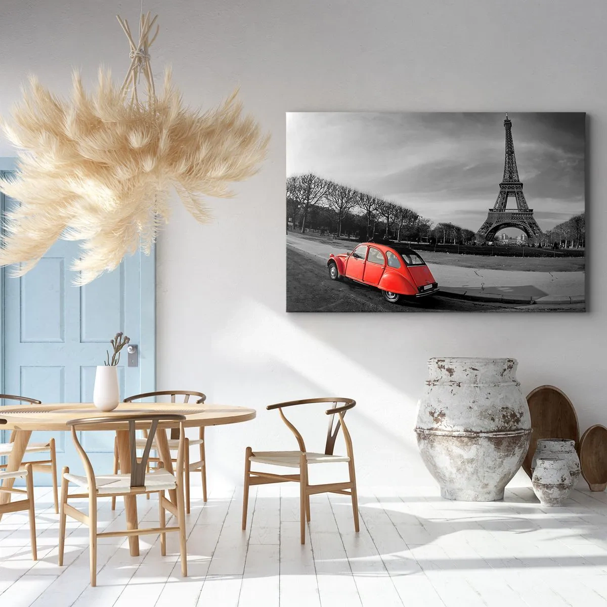 Tablou pe pânză Canvas - mașină roșie cu Turnul Eiffel în fundal într-un peisaj alb-negru - 70x50cm - Mai pariziană decât Parisul însuși - Decorațiune modernă pentru perete pentru living și dormitor ARTTOR