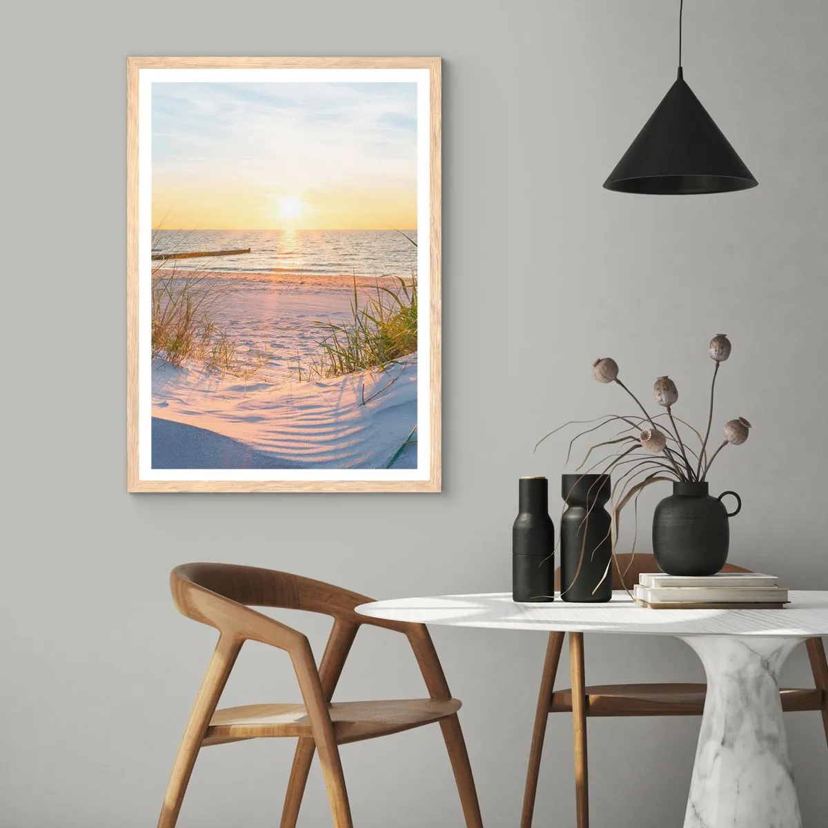 Poster în ramă de stejar deschis - Zumzet de mare, o plajă sălbatică printre ierburi... - 70x100 cm