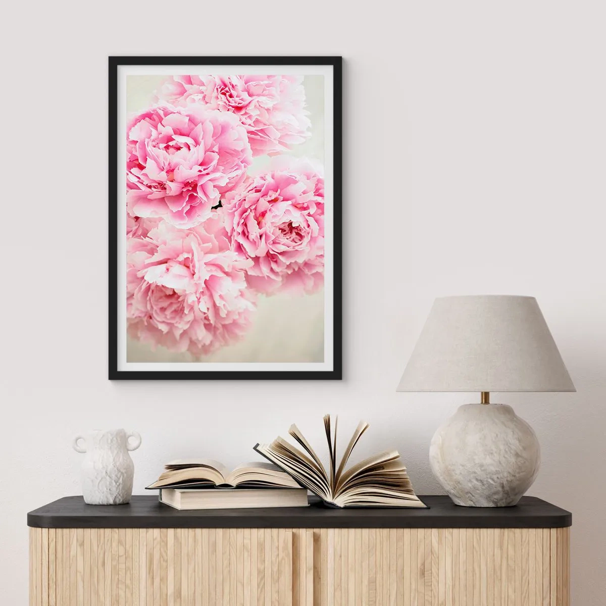 Poster în ramă neagră - Un buchet de bujori roz pe un fundal deschis - 50x70cm - În luxul roz - Decorațiune modernă pentru perete pentru living și dormitor ARTTOR