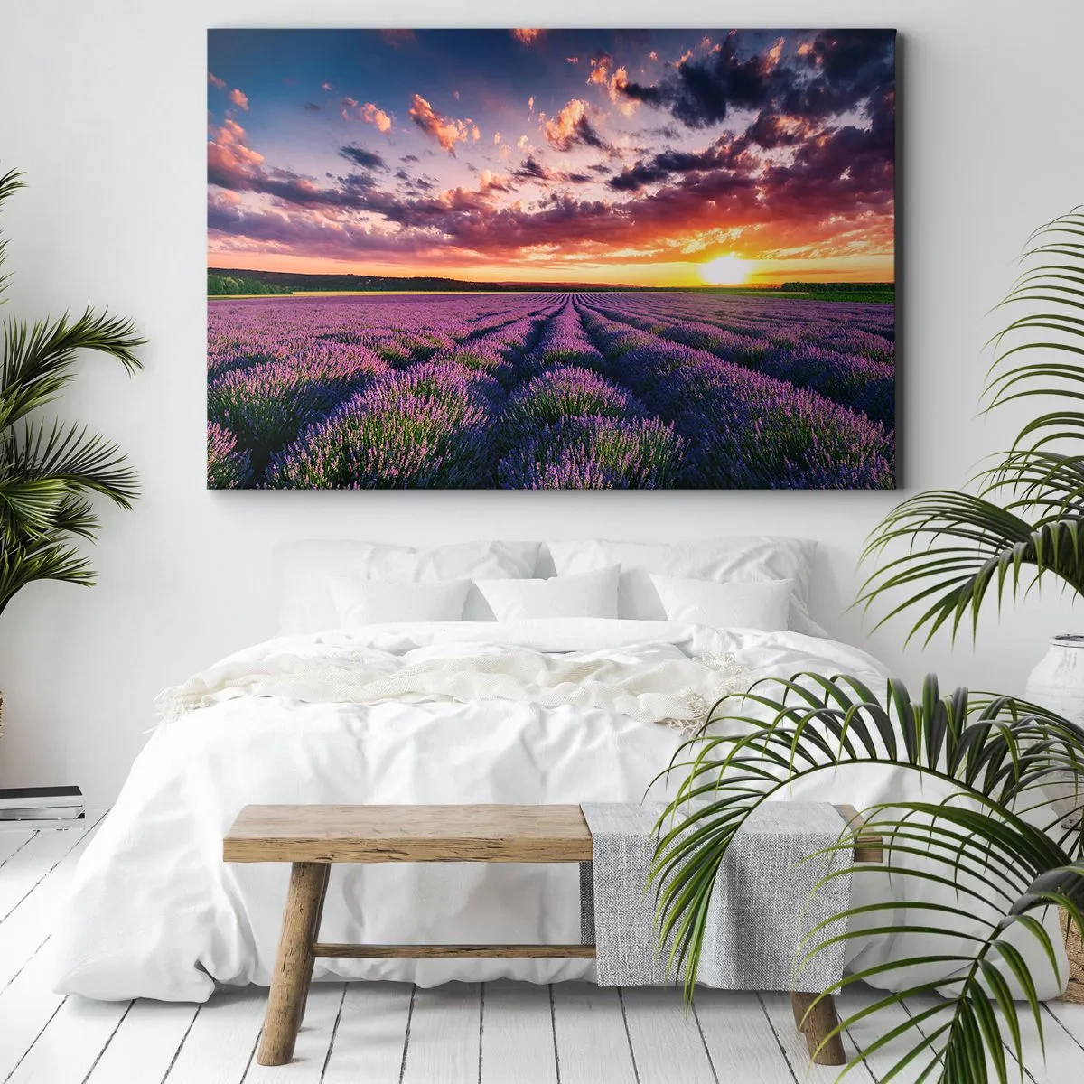 Tablou pe pânză Canvas - Un câmp de lavandă la apus, cu un cer colorat - 70x50cm - Lumea lavandei - Decorațiune modernă pentru perete pentru living și dormitor ARTTOR