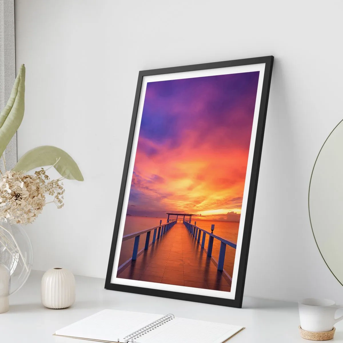 Poster în ramă neagră - Debarcaderul pe fundalul unui apus de soare spectaculos - 50x70cm - Fără sfârșit - Decorațiune modernă pentru perete pentru living și dormitor ARTTOR
